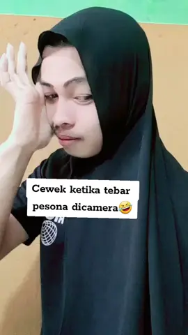 merasa syantikkk  dicamera
