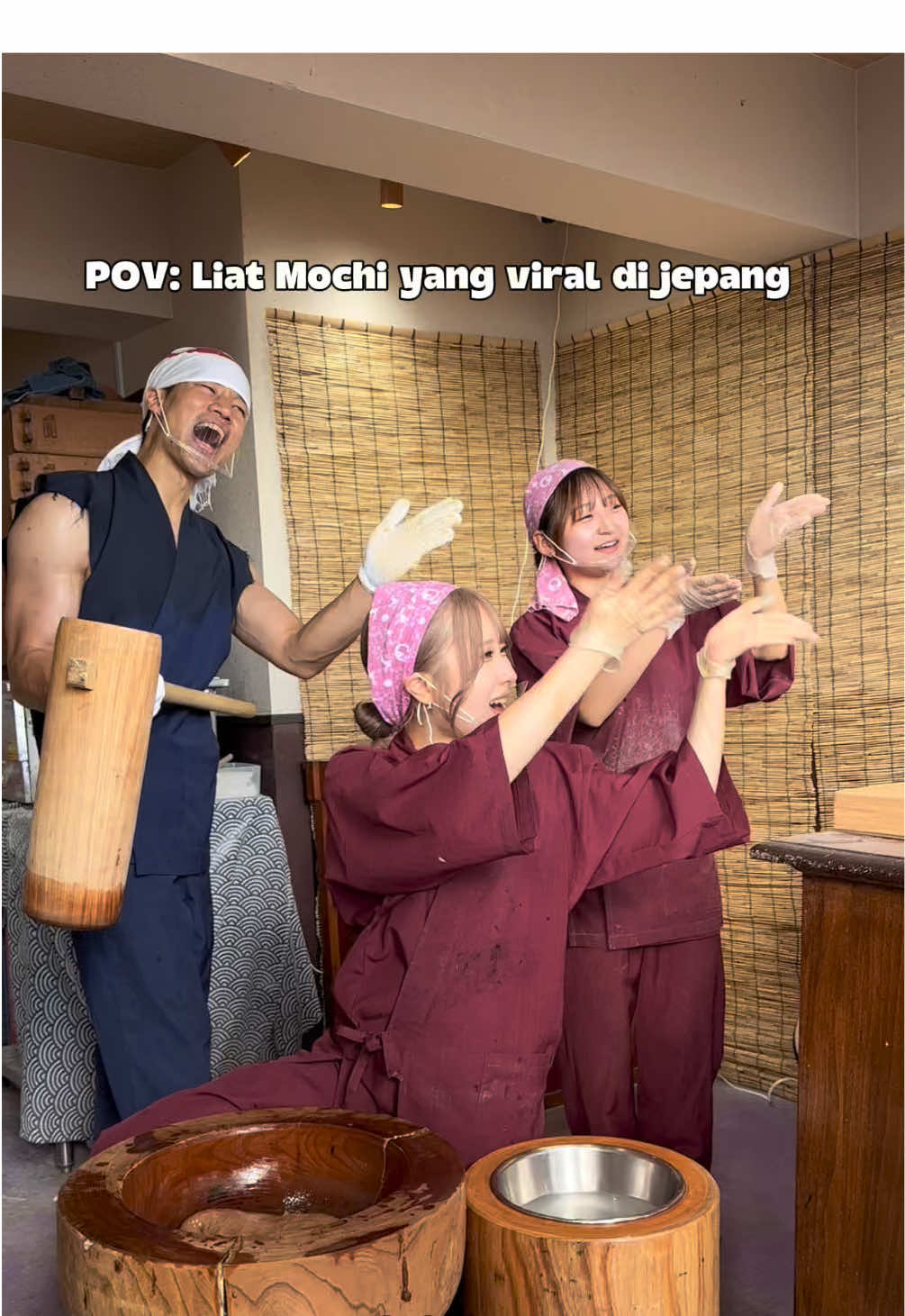 Mochi paling viral di jepang, di kota kyoto.  Yang mau kesini di daerah kiyomizudera dan Emang lagi rame ramenya mochi ini di kyoto. Jujur enak rasanya tapi selama tinggal di jepang ini mochi termahal yang pernah aku beli  Biasanya rata rata mochi di jepang itu sekitar 100-400 yen atau 10-40 ribu rupiah 1 bijinya.  Dan ini harganya 100 ribu 😂