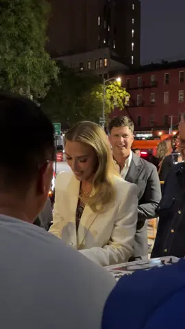 Siempre siempre decidan caminar en NYC, se pueden encontrar a quien menos piensen✨#scarletjohansson 