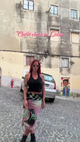 Un outfit check en cada lugar que encuentre 💛. La falda es de @somosfurea siempre amorch #lisboa #outfitinspo #lisbon #portugal #outfitoftheday 