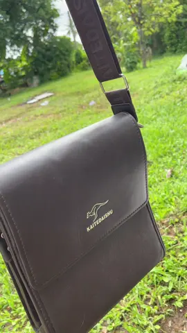 #ใส่ของได้เยอะ #กระเป๋าจิงโจ้  กระเป๋าสะพายข้าง  มีหลายช่องการใช้งานมสก หนังหนามาก กันน้ำได้   สายปรับได้ยาว 