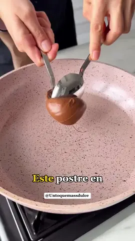🍫 Bizcocho en Sartén con Crema de Avellanas 🥞🌰 Ingredientes (medida taza: 200 ml / sartén 22 cm): 🥄 3 cucharadas colmadas de crema de avellanas (tipo Nutella) 🌾 100 g de harina (un poco menos de 1 taza) 🍫 20 g de cacao en polvo (1 cucharada colmada) 🥚 3 huevos 🥛 100 ml de leche (algo más de ½ taza) 🧁 1 sobre de polvo de hornear ✨ 1 sobre de vainilla 👉 Para decorar: 🥄 1 cucharada de crema de avellanas 🌰 Nueces picadas Preparación paso a paso: 1️⃣ Mezclar la base: Bate la crema de avellanas, los huevos y la leche hasta integrar bien. 🥄🥚🥛🍫 2️⃣ Agregar secos: Tamiza la harina, el cacao, el polvo de hornear y la vainilla. Añádelos a la mezcla y vuelve a batir hasta obtener una masa homogénea. 🌾✨🥣 3️⃣ Cocinar en sartén: Engrasa una sartén de 22 cm y precaliéntala en fuego medio-alto con tapa. Vierte la mezcla y tapa. 🔥🥞🍩 4️⃣ Bajar el fuego: Cuando la tapa esté con vapor, baja al mínimo y mantén la tapa siempre cerrada. ⏳🔥 5️⃣ Decorar a mitad de cocción: Tras 12-13 minutos, los bordes estarán cocidos pero el centro aún húmedo. En ese momento, agrega por encima la crema de avellanas y las nueces picadas. 🍫🌰💛 6️⃣ Terminar la cocción: Tapa de nuevo y cocina 15 minutos más a fuego bajo. Haz la prueba del palillo: si sale limpio, está listo. ✅👩‍🍳 7️⃣ Disfrutar: Deja enfriar un poco, corta y sirve. ¡Queda húmedo, chocolatoso y delicioso! 😋🍫🌰✨ . #BizcochoEnSartén #PastelDeAvellanas #RecetaFácil #ChocolateLovers #NutellaCake 