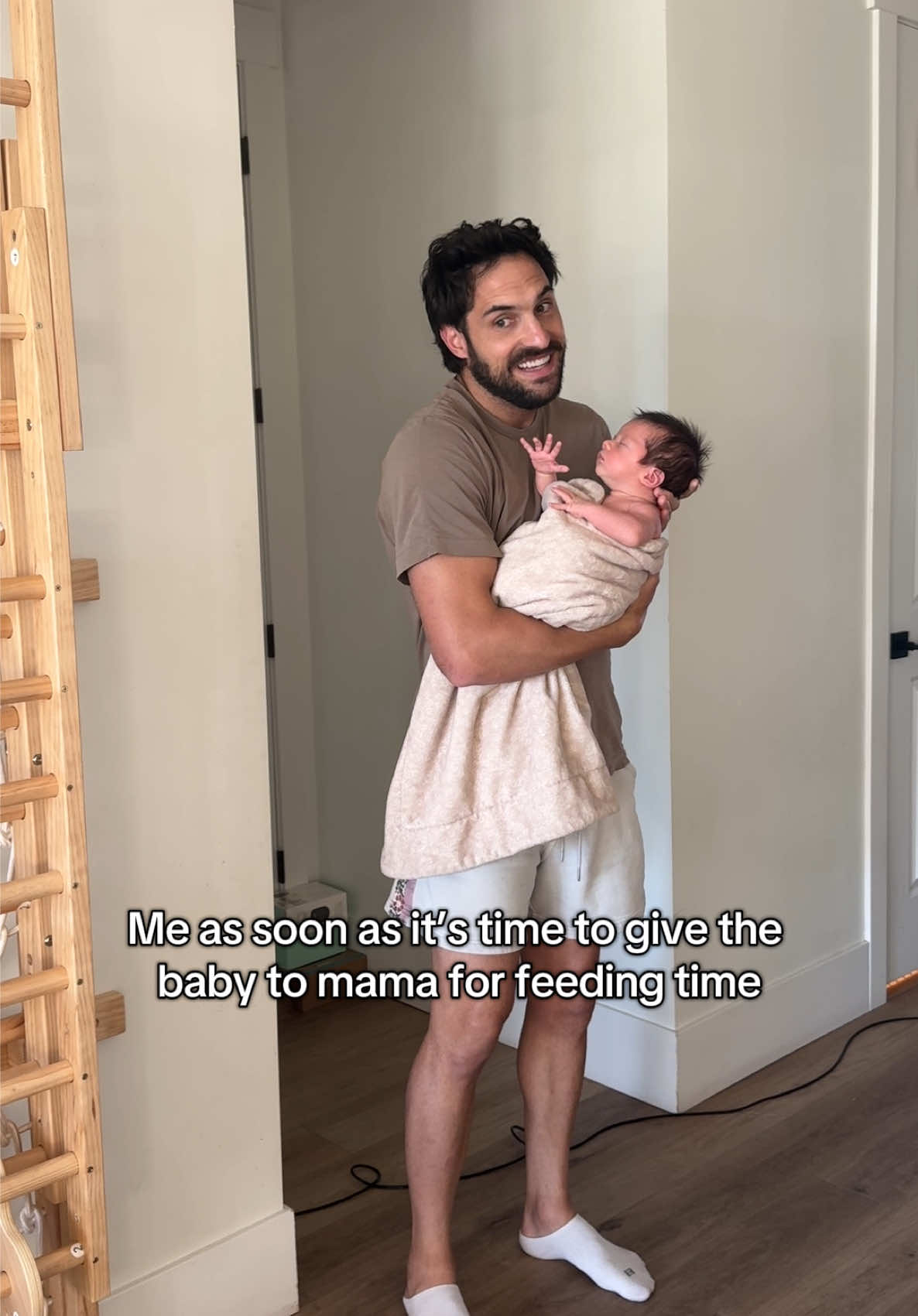 Feeding time is calling 🤣🤣 #moms #MomsofTikTok #momlife #parents #parentsoftiktok #parentlife #babyhumor #babylife #foryoupage #fyp #viral #breastfeeding 