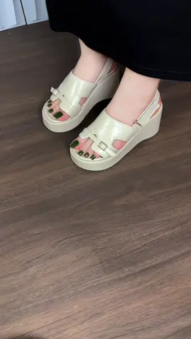 Dép sandal đế xuồng chất da mềm #giaydep #guocxinh98 #giaydepxinh #giaycaogot #xuhuong 