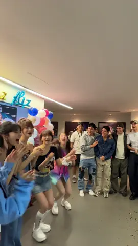 Cuando le dices a tus idols “누나 너무 예뻐” (sis, eres demasiado bonita) 🥹💜 Santos Bravos x LE SSERAFIM @LE SSERAFIM  #SantosBravos #HYBE #HYBELatinAmerica  #LE_SSERAFIM #EASY_CRAZY_HOT_IN_CDMX