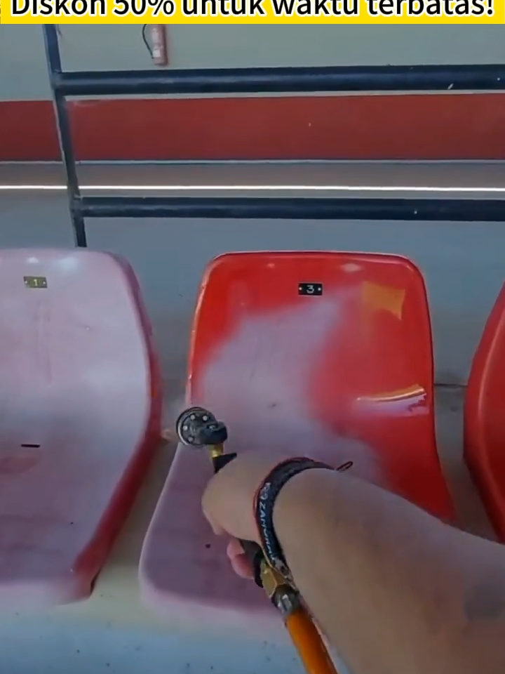 Teteskan saja pada spons atau kain lap. Cukup usapkan pada area yang membutuhkan. Ubah mobil lama Anda menjadi baru dalam waktu singkat.-634280