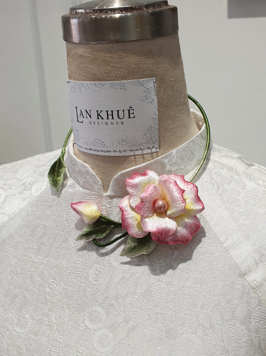 Chiếc kiềng hoa , vừa ưng mắt bạn chưa ?  Hoa thêu tay , tỉ mỉ từ tay nghề của ng thợ , khéo léo căn chỉnh , nắn dáng cánh hoa , để bạn đẹp thật đẹp với tà áo dài truyền thống  #aodailankhuevungtau #lankhuevungtau #theutay #handembroidery #kienghoa 