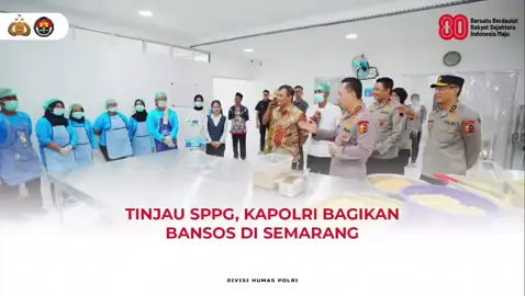 Kapolri Jenderal Polisi. Drs. Listyo Sigit Prabowo, M.Si., meninjau operasional Satuan Pelayanan Pemenuhan Gizi (SPPG Polri) di Kecamatan Pabelan, Kabupaten Semarang, Jawa Tengah, Selasa (23/9). Kapolri menyerahkan 50 paket bantuan sosial berisi kebutuhan pokok, sekaligus meninjau pelaksanaan Gerakan Pangan Murah (GPM) Polda Jawa Tengah. Sebanyak 20 ribu ton beras SPHP disalurkan dalam program tersebut, bagian dari total 72.567 ton beras yang sudah disebar Polri di 54.454 lokasi. Kapolri menuturkan bahwa ini merupakan langkah penting untuk menjaga ketersediaan pangan serta menekan harga agar tetap stabil. Humas Polri #kbpppolribreakingnewskaltim 