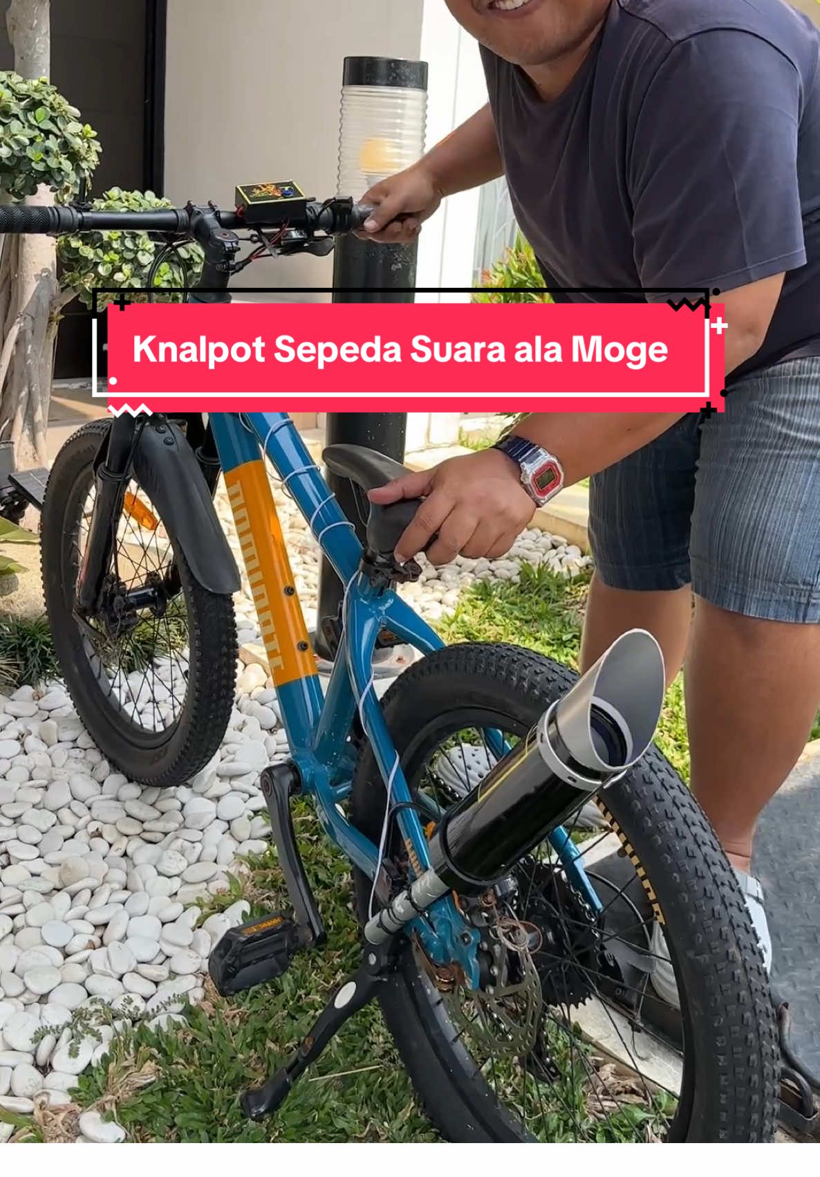 Membalas @ᴠ ɪ ɴ ꜱ ᴇ ʀ jadi seperti ini penampakannya jika knalpot sepeda bersuara ala moge ini sudah terpasang, pemasangan mudah tinggal diiket pake kabel ties, bisa untuk berbagaimacam ukuran sepeda karena ini dapet kabel yang cukup panjang, ini yang versi baru bisa mengikuti putaran gas, suaranya sangar tapi gak kenceng2 amat kok jadinya menurutku masih aman main di komplek #knalpotsepeda #knalpotsuaramoge #knalpotmoge #modifikasisepeda 