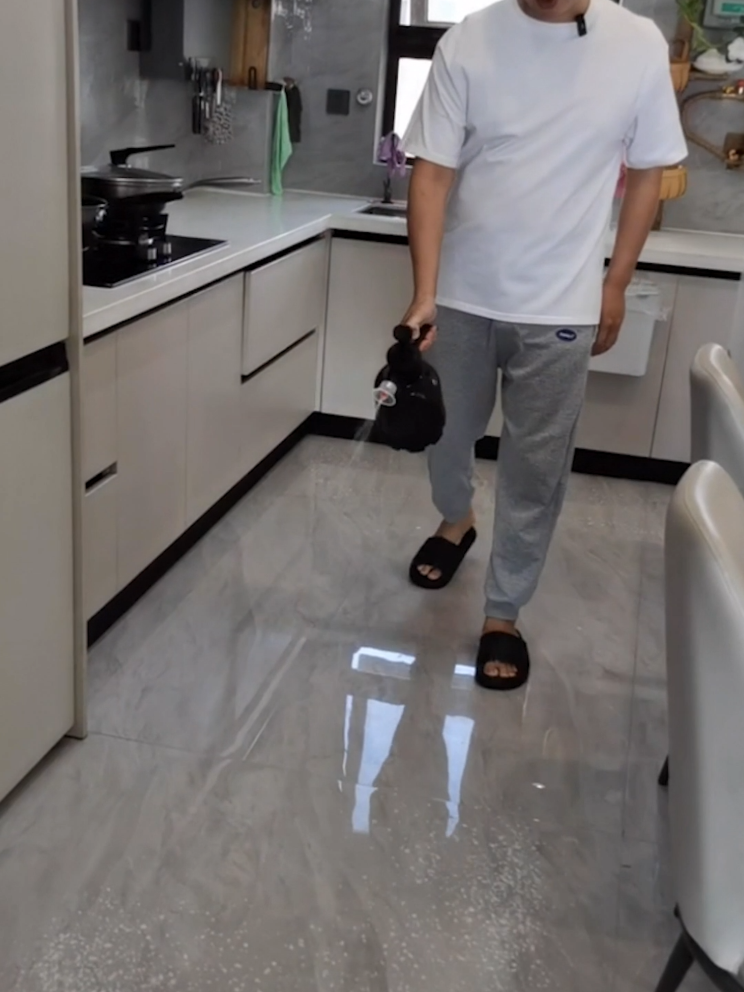 Tạm biệt bụi bẩn, tóc rụng! #CâyGạtNướcSàn thần thánh giúp sàn nhà khô ráo, sạch bong. #DọnNhàHiệuQuả, tiết kiệm thời gian. #SảnPhẩmTiệnÍch #HomeCare