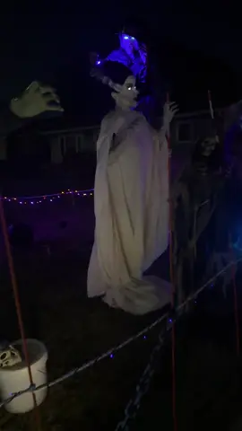 Because there are people who love Halloween just as much as Christmas. ❤️#perfecthalloweendisplay #yeghouse #halloween❤️ 