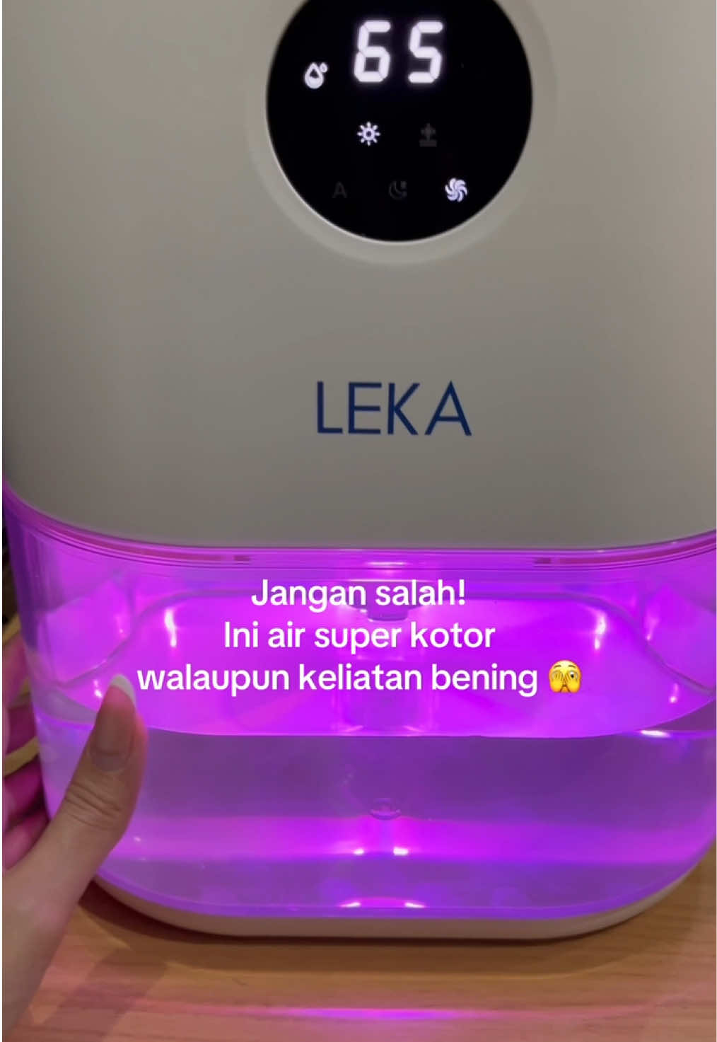 Nggak nyangka ya... udara rumah yang kelihatan bersih, ternyata nyimpan sebanyak ini kelembapan 😱 Untung ada Breeze Dehum dari LEKA! Pas banget buat ruangan 20m², tangkinya gede, dan… bisa jadi lampu tidur juga.  Rumah bebas lembap, tidurnya bisa pakai lampu cantik juga ✨