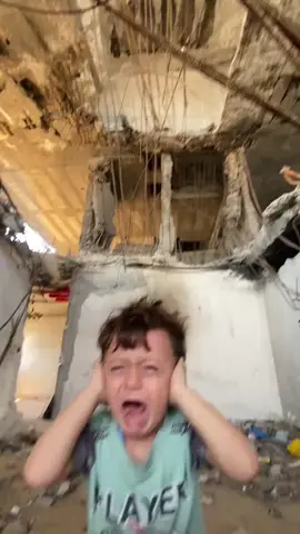 Seorang anak kecil di Gaza menutup telinganya sambil menangis histeris, ketakutan mendengar suara tembakan dan ledakan di sekitarnya. Raut wajahnya penuh kepanikan, berdiri di tengah reruntuhan bangunan yang hancur. 💔 Anak sekecil ini seharusnya mendengar suara tawa, bukan dentuman senjata. #SavePalestine #FreePalestine #StopTheWar #suaraumatislam