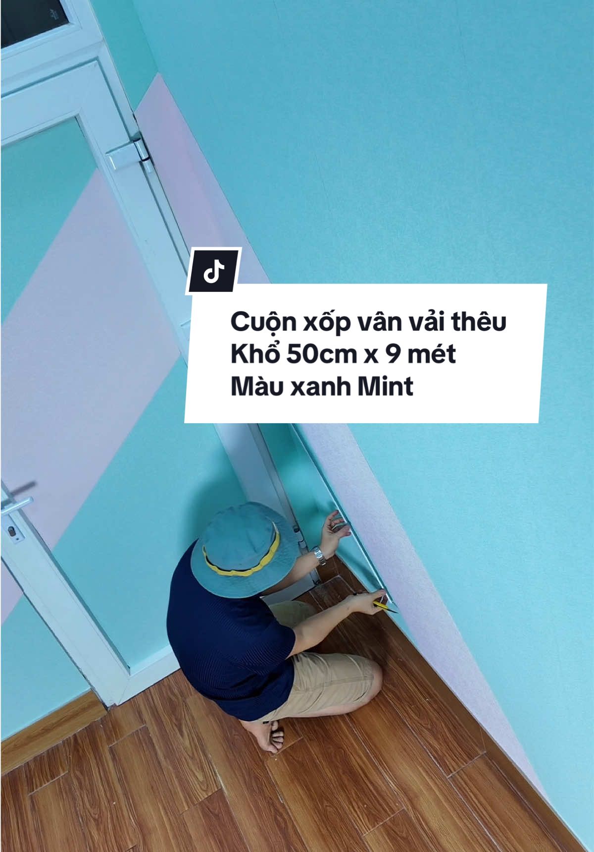Cuộn xốp vân vải thêu khổ 50cm x 9 mét có keo sẵn mặt sau. Với màu xanh mint tạo ra không gian tươi mát cho căn phòng bạn #xopdantuong #decor #caitaonha #mittocao 