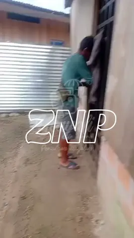 #ucayali  SIN VID4 A MOTOTAXISTA QUE LLEVABA VARIOS DÍAS F4LL3CID0. #fyp  #noticias  #noticiasperu  Un lamentable hecho ha conmocionado al barrio La Victoria, en el distrito de Curimaná, luego de que vecinos encontraran sin vid4 a un hombre de la tercera edad que llevaba varios días f4llecido dentro de su vivienda. El hombre fue identificado como “Chato Vargas”, de aproximadamente 70 años, conocido en la zona por dedicarse al servicio de mototaxi en su motocar. De acuerdo con los testimonios de los vecinos, el fallecido vivía solo y no se sabía nada de él desde hacía varios días. La alerta se generó cuando los moradores comenzaron a percibir un fuerte olor proveniente de la vivienda. Al ingresar esta mañana, hallaron el cuerpo en avanzado estado de d3scomposición, lo que motivó el inmediato aviso a la Policía Nacional y a los familiares del difunto. Agentes policiales y representantes del Ministerio Público realizaron el levantamiento del cu3rpo y dispusieron las diligencias correspondientes. Aunque la causa de la muerte aún no ha sido determinada, se presume que podría tratarse de un deceso natural ocurrido días atrás. El vecindario expresó su pesar por la partida de “Chato Vargas”, a quien recordaban como un hombre trabajador, tranquilo y respetado por su dedicación al transporte local.#periodismo 