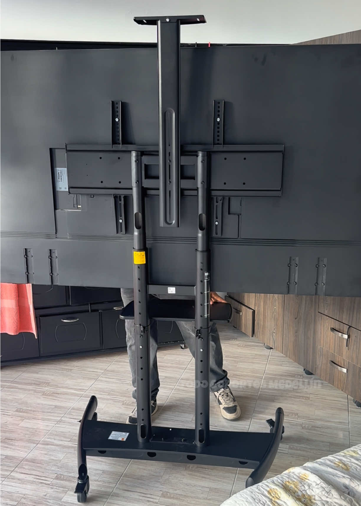 💪 Resistente, elegante y con rodachines 🚦 📺 Soporte de piso para pantallas hasta 90” – ¡lo quieres en tu sala ya!  📱314 644 0191 - 314 627 3622  📍CC Los Buenos Negocios, LC 182  #soportetv #premium #pedestal #televisor #medellin 