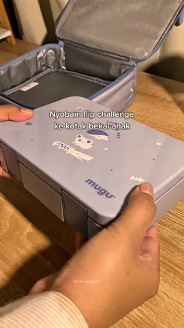 Lunchbox anti tumpah yang cocok banget untuk dibawa anak ke sekolah 👦🏻❤️ Aku pakai Mugu Set Lunchbox dari : @MUGU by MOOIMOM 🫶🏻🥰 Anti tumpah karena sudah ada Lid Proof Lid nya ✅ Ada 3 compartments ✅ Easy to clean ✅ Food grade ✅ Dual handel option ✅ Dan pastinya designnya sangat cocok untuk anak! ❤️ Produknya ada di keranjang kuning aku yaa 😉 #lunchbox #bento #kotakbekal #bekalanak #idebekalanak 