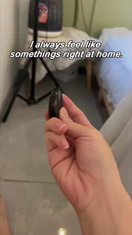 The recorder recommended by my friend is easy to use and easy to carry around. Connect to headphones to listen to playback.