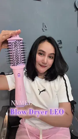 Siapa yang masih suka ke salon cuma buat keramas dan ngeblow? Boros, harus effort, belom lagi harus reservasi atau ngantri. Ini adalah masalah umum kita sebagai wanita yang selalu ingin tampil maksimal, yes! karena rambut adalah mahkota kita say. Dengan adanya problem ini, NVMEE menghadirkan Blow-Dryer yang membantu kita untuk lebih hemat dan juga mempersingkat waktu. Cukup dirumah kita bisa dapetin rambut badai ala salon setiap setelah keramas. Blow-Dryer NVMEE memiliki 2 attachment, yang berfungsi sebagai hair dryer dan juga blow dengan begini, kita tidak perlu repot-repot ke salon karena kita bisa styling rambut badai bervolume hanya dengan satu alat.  #BLOWTanpaRibet #NVMEE #StayStylingWithNVMEE