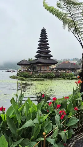 Pasti sebagian besar sahabat - sahabatku sudah pernah berkunjung ke tempat ini. Bagi sahabat yang belum pernah, kembali saya bagikan VT tentang Pura Ulun Danu Beratan, semoga tidak bosan ya. #ulundanuberatanbali  #bedugul  #bali  #wonderfulindonesia  #beautifuldestinations 