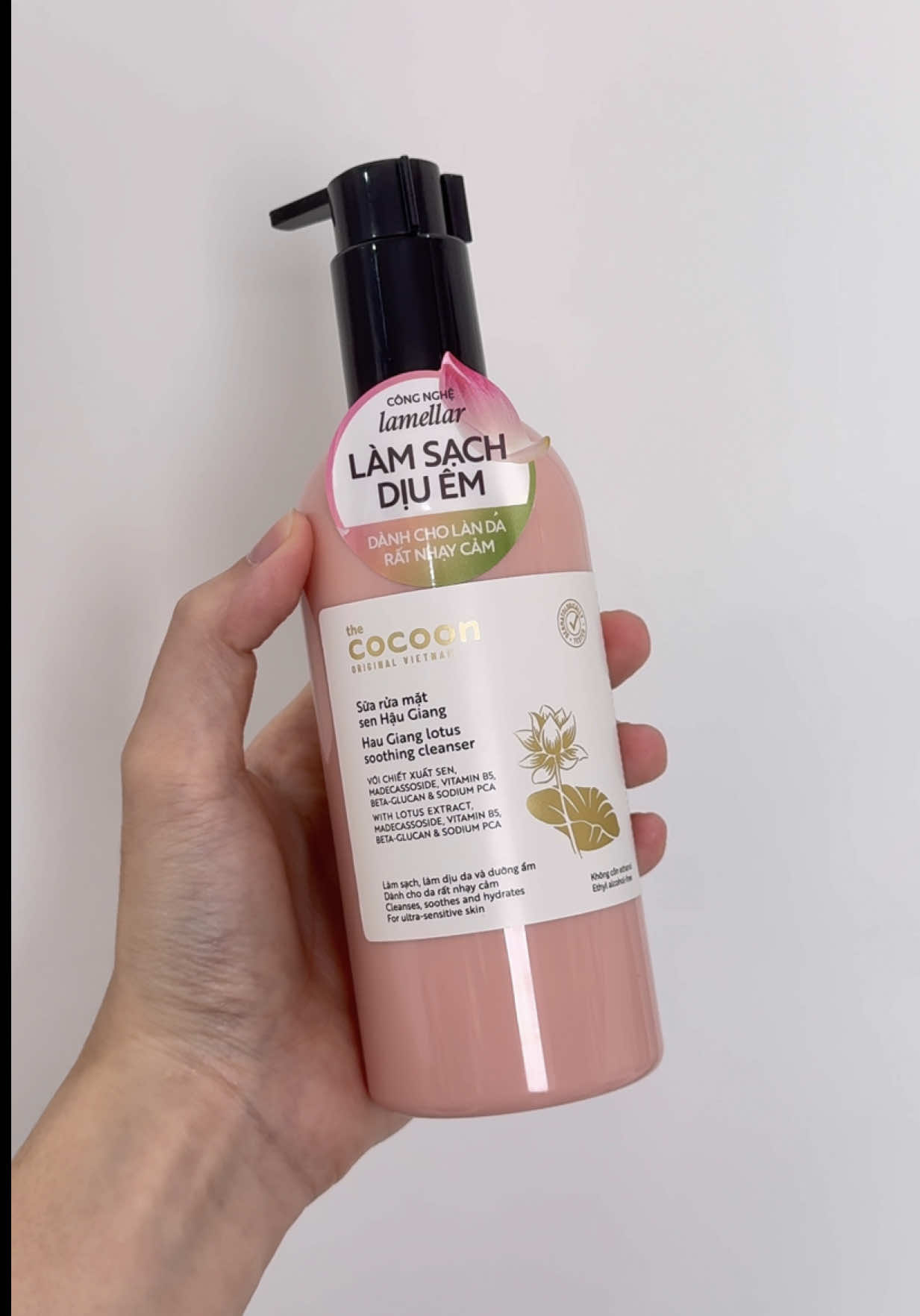 Sữa rửa mặt Sen Hậu Giang cuối cùng cũng có szie to và bao bì mới rồiiii!!! Mừng xỉu luôn má ơi!! Mãi iu Cocoon heheeee #skincaredungcach #skincare 