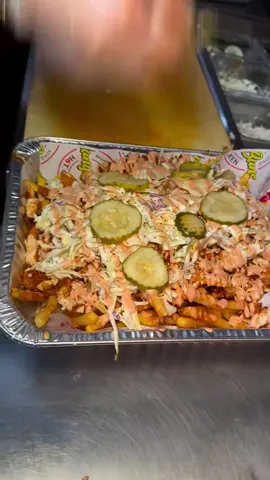 Hot chicken over fries with coleslaw and pickles akak Bangin Fries 🤯 #food #fyp #losangeles 