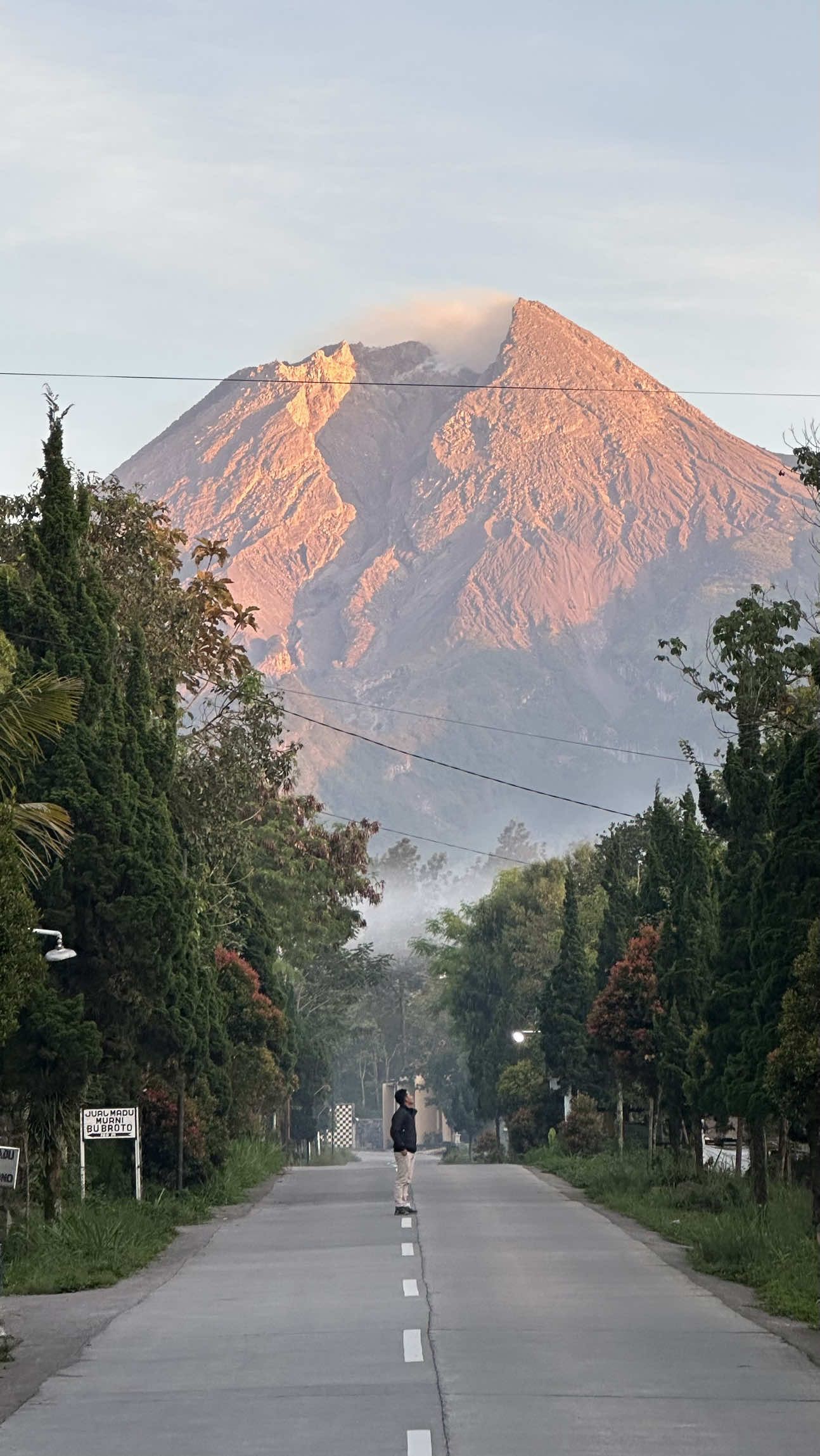 Bayangkan kalau depan rumahmu pemandangannya seindah ini #fyp #gunungmerapi #delesindah #klaten #kalitalang 