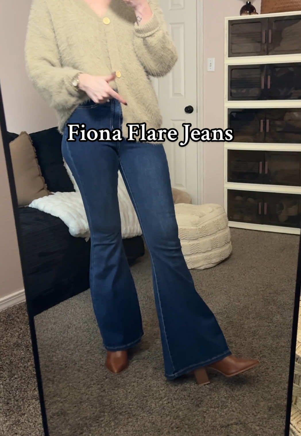 You really only need one perfect pair of denim 🤌🏼 #fionaflares #mediumwashflares #flarejeansoutfit #tallgirljeans #willowboutique 