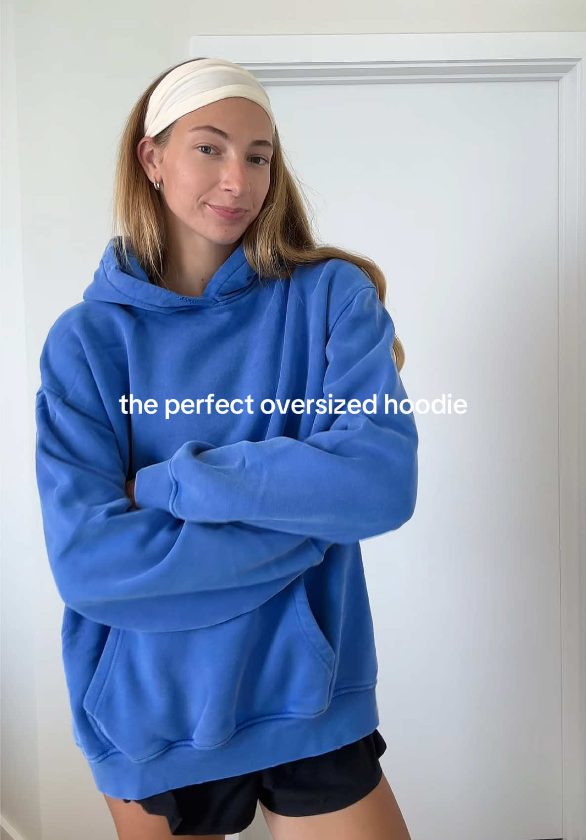 Currently living in this oversized faded blue hoodie 💙 Soft, cozy, and the perfect throw-on with leggings. Linked in my TikTok Shop 🛒 #TallGirl #AmazonFashion #TikTokMadeMeBuyIt #ComfyCute #ClosetStaples 