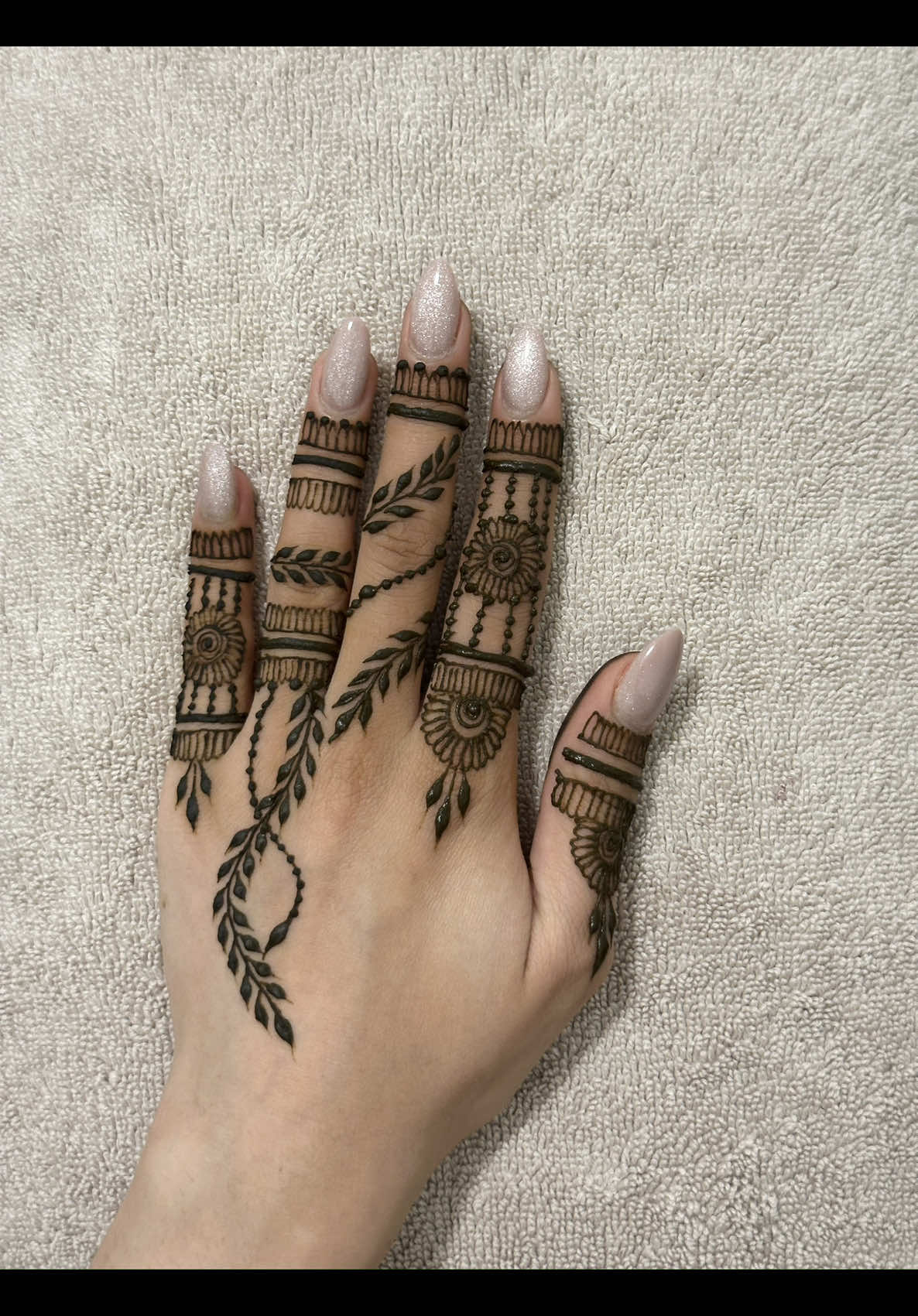 Simple henna design🍃🌸 Bookings available for bridal and non bridal henna🍃🌸 Dm For inquiries✉️ #henna #hennaartist #karwachauth  #mehndi  #foryoupage 