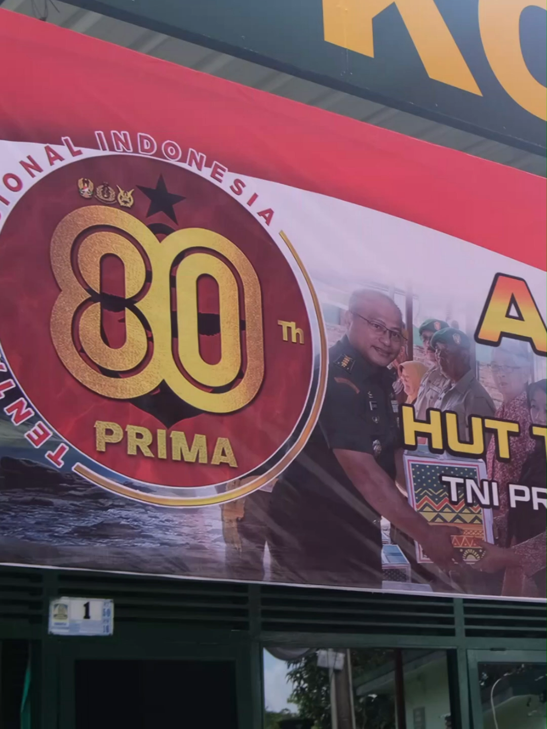 Anjangsana HUT ke-80 TNI: Wujud Kepedulian kepada Pejuang dan Rakyat. Balikpapan – Dalam rangka memperingati HUT ke-80 TNI Tahun 2025, Kodam VI/Mulawarman menggelar kegiatan anjangsana sebagai wujud kepedulian, kebersamaan, dan penghormatan kepada para pejuang bangsa serta keluarga besar TNI. Kegiatan yang mengusung tema “TNI Prima, TNI Rakyat, Indonesia Maju” ini dilaksanakan pada Rabu (24/09/25)  Sebanyak 200 orang menjadi sasaran anjangsana, terdiri dari Veteran RI, Persatuan Istri Veteran Republik Indonesia (Piveri), Purnawirawan TNI, Warakawuri TNI, prajurit serta PNS Kodam VI/Mulawarman yang sedang sakit, hingga anak-anak Panti Asuhan. Suasana penuh keakraban dan kehangatan tampak mewarnai setiap kunjungan, saat bingkisan dan taliasih diserahkan secara simbolis sebagai bentuk perhatian sekaligus penghormatan kepada para senior dan keluarga besar TNI yang telah berjasa. #kodamvimulawarman  #kodam_mlw