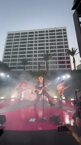 got their bones cracking on stage #5secondsofsummer #5sos #fangirl #5soslive @5 Seconds of Summer @Calum Hood @Michael Clifford @Ashton irwin 