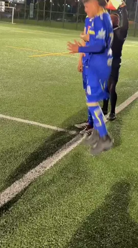⚽💛💙 Partido duro en Medellín… así que vamos ARMADOS 💪😂 🔥 Nuestro jugador ya está calentando con botas de seguridad… por si toca meter pata de verdad en la cancha. 👢⚡ Medellín, prepárate… ¡que Kadima FC Sub-20 llega con todo! 🚀 Y tranquilos… que si no ganamos, mínimo dejamos la obra lista. 👷‍♂️😂 #fyp #futbol⚽️ #kadimafc #viral 