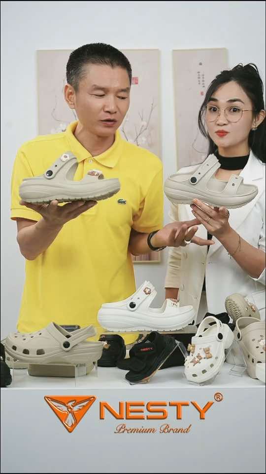 Chủ tịch Nesty luôn mong muốn mang đến những sản phẩm tốt nhất cho khách hàng. Mẫu sandal nguyên khối mới chính là kết quả của sự lắng nghe và nỗ lực cải thiện mỗi ngày👣#nesty #nestyvietnam #chutichnesty #depnesty #xuhuong 