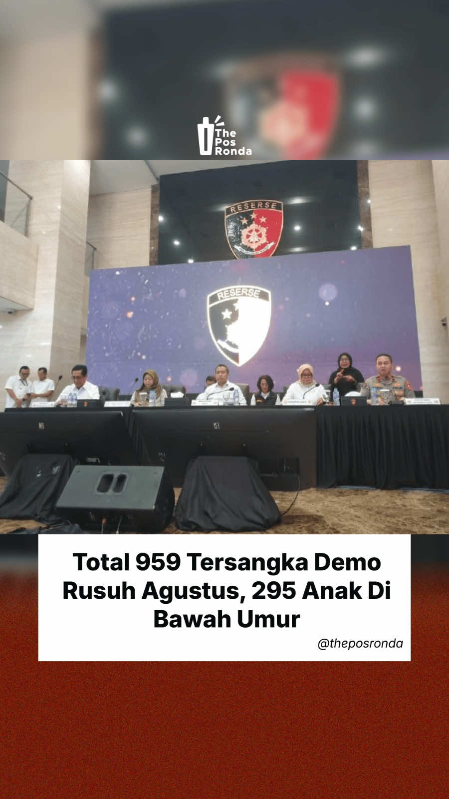 Polri menetapkan 959 orang sebagai tersangka demo rusuh Agustus 2025 di berbagai daerah Indonesia. Dari jumlah itu, 295 anak di bawah umur turut terjerat menjadi tersangka. Kasus ini menimbulkan pertanyaan besar: bagaimana sistem hukum harus merespons ketika anak jadi bagian dari kericuhan? Dari pos ronda: hukum harus adil, tapi kemanusiaan harus lebih dulu diperhitungkan. #DemoRusuh #AnakTersangka #PenegakanHukum #PosRonda #AnakHarusDilindungi 