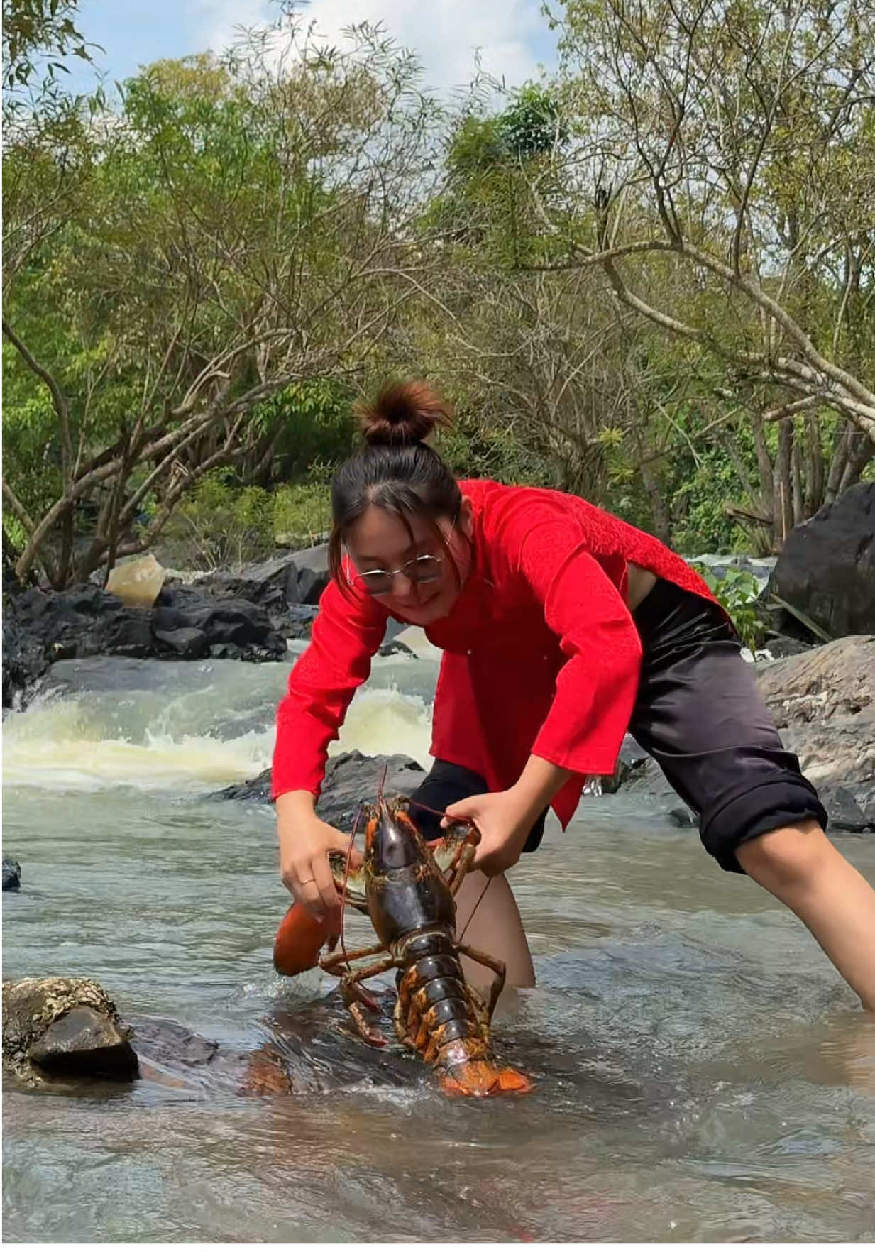 Nay đi bắt hải sản ở suối với Thi nhen #mcv #LearnOnTikTok #tothithi18 