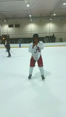 😂😂😂 s/o @samrotella my hypeman behind the camera bet yall never seen this trend on ice tho 🤧🤧 #dance #makemefamous #fyp #hockeytok #rolltide 