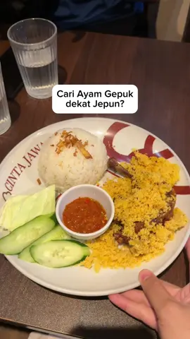 Pagi dengan tengahari dah makan makanan Jepun. Tiba-tiba teringin ayam gepuk. Okayy korang boleh pergi cari dekat Cinta Jawa Cafe. Sambal dia sedap serious 🫠 And, diorang akan bukak lagu jiwang lagu sendu indonesia. Memang layan betul time makan 🤣