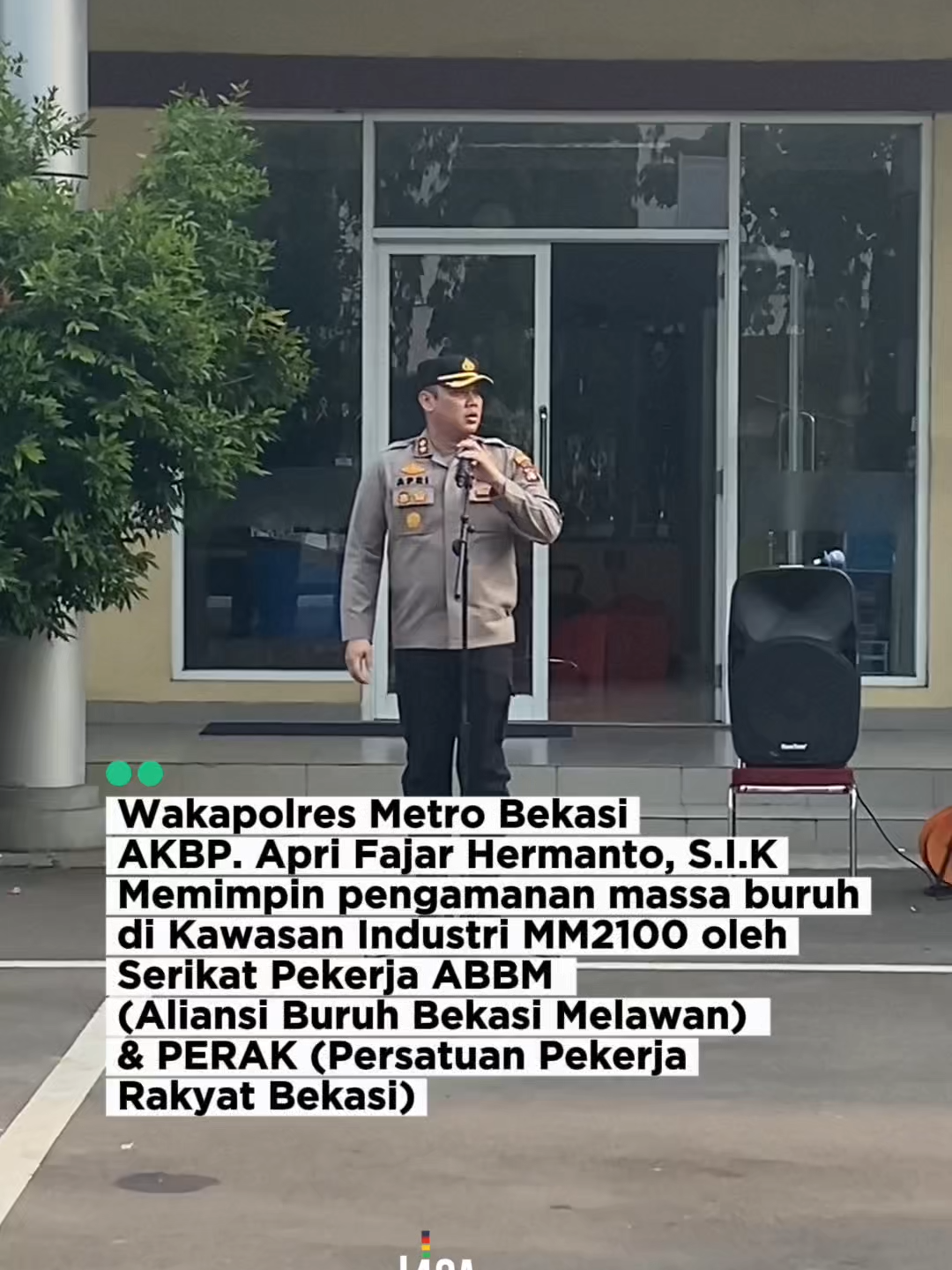 Wakapolres Metro Bekasi Pimpin Pengamanan Keberangkatan Massa Aksi Buruh FSPMI di Cikarang Barat Wakapolres Metro Bekasi Pimpin Pengamanan Keberangkatan Massa Aksi Buruh FSPMI di Cikarang Barat Polres Metro Bekasi menggelar pengamanan keberangkatan massa aksi unjuk rasa dari buruh Federasi Serikat Pekerja Metal Indonesia (FSPMI) Kabupaten Bekasi yang berpusat di kawasan industri MM2100, Desa Gandaria, Kecamatan Cikarang Barat, Kamis (25/9/2025) pagi. Apel pengamanan dipimpin langsung oleh Wakapolres Metro Bekasi, AKBP Apri Fajar Hermanto, S.I.K., dengan didampingi sejumlah pejabat utama Polrestro Bekasi, Kapolsek Cikarang Barat, serta personel gabungan dari Polrestro Bekasi, Polsek Cikarang Barat, hingga Sat Brimobda Polda Jambi. Dalam arahannya, Wakapolres menegaskan bahwa pengamanan aksi buruh FSPMI harus dilakukan secara humanis tanpa penggunaan senjata api. Ia meminta setiap perwira pengendali (Padal) memastikan personelnya memahami tugas sesuai SOP, tetap menjaga keselamatan diri, serta mengedepankan sikap persuasif dalam menghadapi massa aksi. “Titik kumpul massa buruh di wilayah Cikarang Barat ada dua lokasi, yakni di depan Masjid Baitul Musthofa dan di depan Kawasan Gobel. Potensi kerawanan yang mungkin terjadi adalah blokade jalan. Karena itu, lakukan komunikasi dan penggalangan dengan koordinator lapangan agar aksi dapat berlangsung aman dan tertib,” tegas AKBP Apri. Ia juga mengingatkan bahwa seluruh personel harus selalu mengikuti arahan pimpinan dan menjaga situasi agar tetap kondusif. “Mudah-mudahan aksi hari ini berjalan lancar, aman, dan terkendali,” pungkasnya. Hingga kegiatan berakhir, situasi di sekitar kawasan MM2100 dan jalur keberangkatan massa aksi buruh FSPMI dilaporkan berlangsung aman, tertib, dan kondusif. #PolresMetroBekasi #WakapolresMetroBekasi #AKBPApriFajarHermanto #PengamananAksiBuruh #FSPMI #CikarangBarat #MM2100 #AksiDamai #PengamananHumanis #PolriPresisi #BekasiKondusif #UnjukRasaBuruh #PolriUntukIndonesia