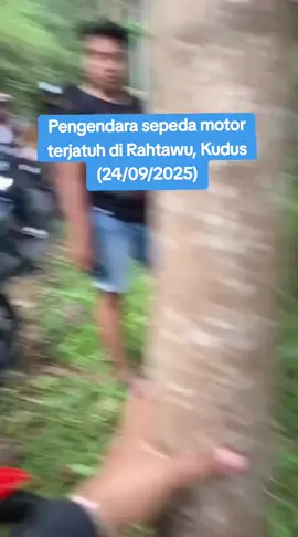 Pengendara sepeda motor terjatuh di Rahtawu Gebog Kudus (24/09/2025) Siang. Alhamdulillah korban selamat.  #lakalantas #kudus24jam #breakingnews #anaklanang  #reels