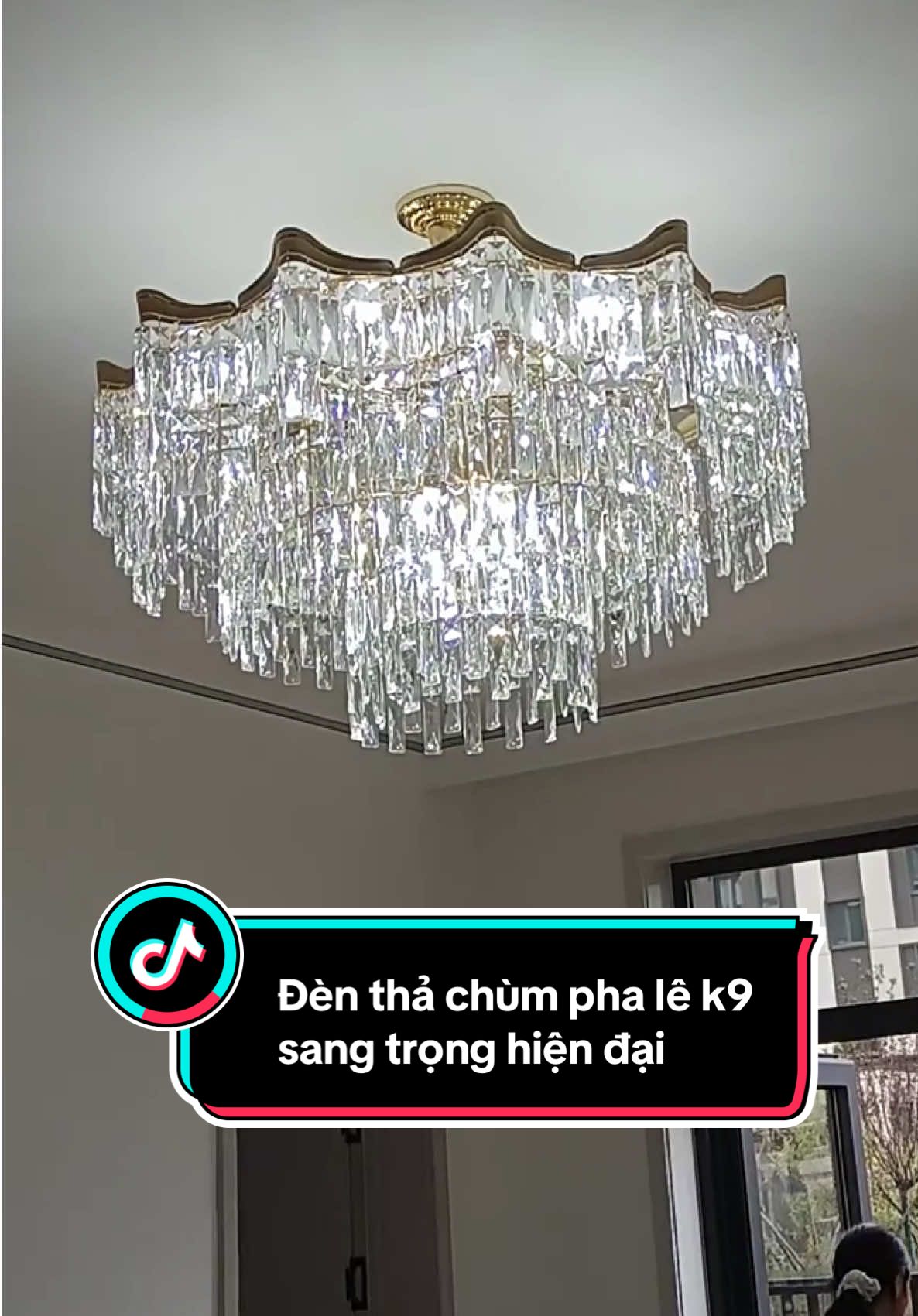 Mẫu đèn thả chùm pha lê bên em đang bán rất chạy đấy các bác ơi.. Mẫu này lắp lên trần siêu xinh luôn các bác ạ.. #denthaphale #denthaphalephongkhach #denchum #denchumphale #denchumphalehiendai 