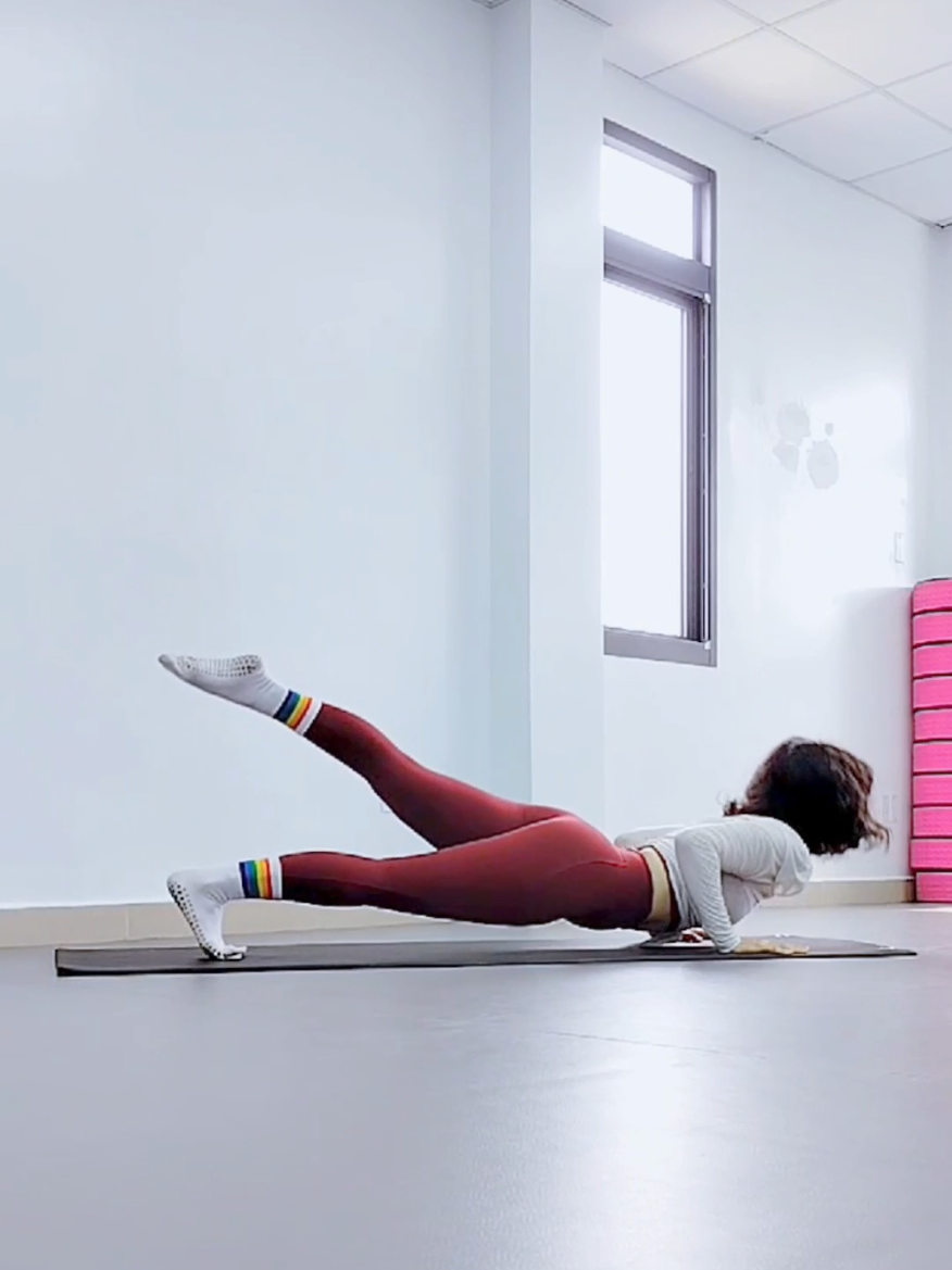 “Mình thích dáng vẻ của một người, có thể giải thích nhẹ nhàng những điều mình không biết.. Một người khiến mình phải nhìn họ bằng ánh mắt lấp lánh..” #yoga #yogawithan #antrongyoga #yogagirl #yogalife