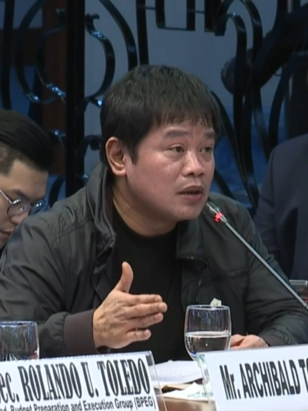 Iginiit ng umano'y fixer at empleyado ng casino na si Archibald Torregrosa sa kaniyang affidavit na wala umano siyang kinalaman sa paggawa ng mga fake casino ID ng mga engineer na sangkot sa anomalya sa flood control projects. Nauna nang idinawit ng mga dating opisyal ng DPWH na sina Henry Alcantara at Brice Hernandez si Torregrosa sa paggawa ng mga pekeng casino ID. #GMAIntegratedNews #BreakingNewsPH