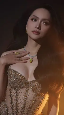 👑 Lấp lánh như vương miện – lựa chọn hoàn hảo của stylist Lê Minh Ngọc cho Tân Hoa hậu Miss Universe Vietnam 2025 - Nguyễn Hương Giang trong thiết kế của Hứa Lê Đức Anh. ✨