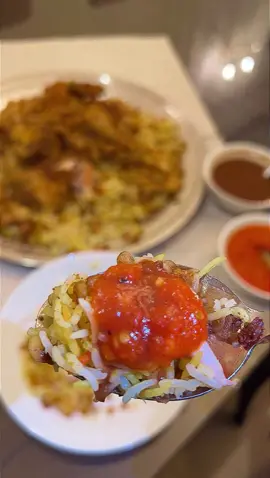 #مجبوس_دجاج_كويتي #تهاني_العسيري#اكسبلورexplore_ترند #ترندات_تيك_توك _كل_العالم_الطعم_روعة#مجبوس دجاج: نسلق الدجاج مع بهارات صحيحة (ورق غار، قرفة، فلفل، هيل، لومي) + بصل، طماطم، ملح، وبهارات مشكّلة. بعد النضج: نرش عليه زعفران منقوع + فلفل أسود، قرفة، هيل، شوي كزبرة. نحمّره بالفرن، ويقدم فوق الرز الرز: يُوضع الرز المنقوع على مرق الدجاج، وعند بداية الاستواء يُضاف على الوجه: منقوع الزعفران، ماء ورد، رشة هيل وقرفة، والحشو الحشو: بصل مكرمل + سمنة وزيت + حمص مسلوق + زبيب + بطاطس مقلية (قطع صغيرة) + كزبرة + قرفة + لومي + ملح + فلفل أسود الدقوس: سمنه + ثوم مهروس، تُقلب على النار، نضيف صلصة الطماطم + طماطم مسلوقة ومقشرة + فلفل حار + رشة ملح. نتركها تتسبك شوي، 