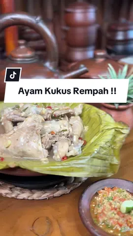 Aromanya bikin nagih! Ayam kukus rempah, sehat & juicy sekaligus 😋🔥 #AyamKukus #ResepSehat  Bahan Ayam Kukus: - 1 ekor ayam  - Jeruk nipis 1 buah - ½ sdt garam - ½ sdt gula pasir  - 1 sdm saus tiram - 1 sdm kecap ikan - 2 batang serai  - 3 lembar daun jeruk - 3 siung bawang putih  - 1 ruas lengkuas  - 5 buah cabai kering Sambel : - 2 siung bawang putih  - 5 biji Cabe rawit merah  - 1 batang daun bawang - 1 batang seledri  - 1 sdm Gula aren - 2 sdm kecap ikan - 1 sdm bubuk beras  - 2 bauh jeruk nipis #ayamkukus #Foodie #thailandfood 