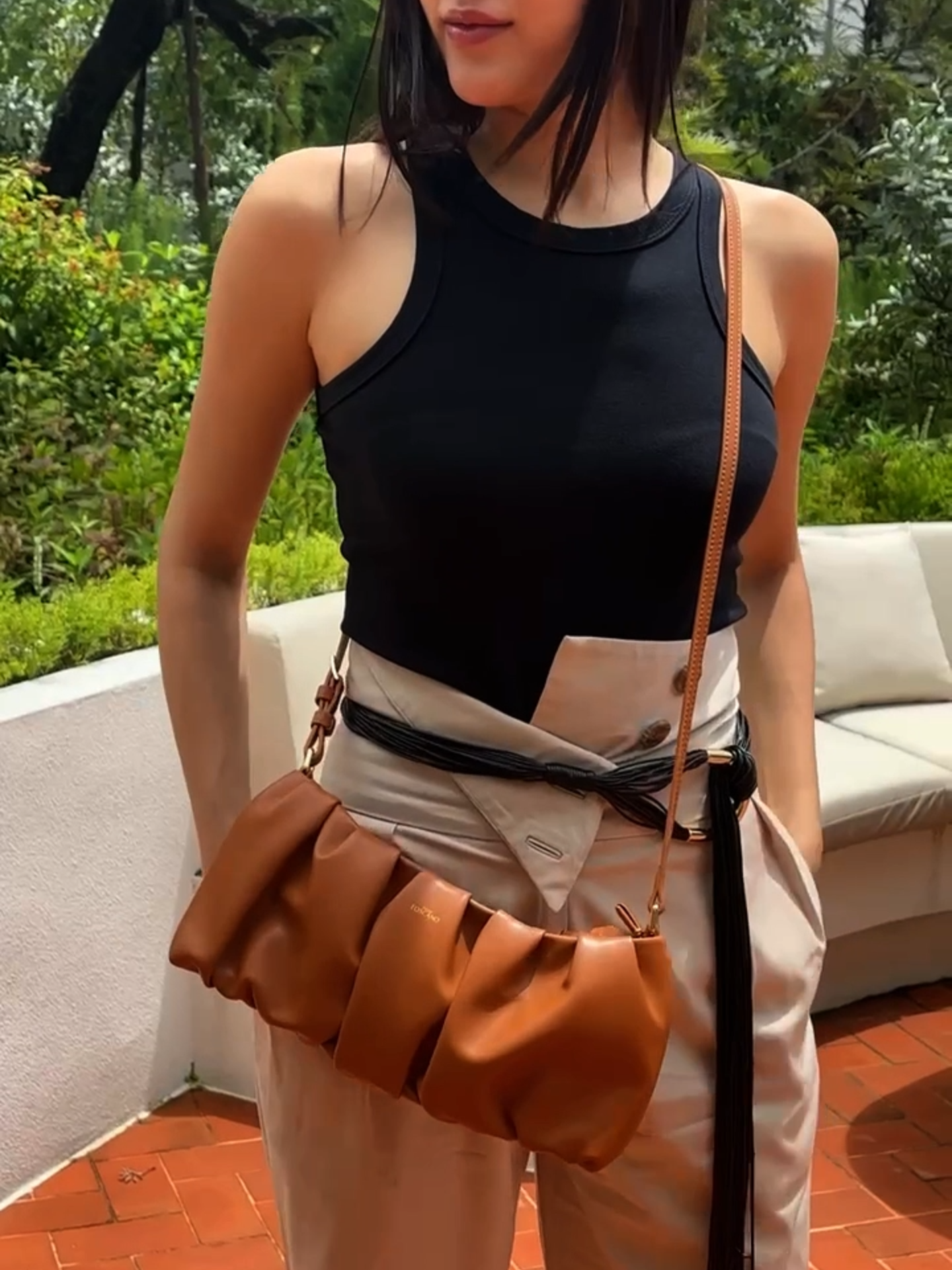 Livia Ruched Bag ออกแบบมาเพื่อวันหยุดแสนชิลและเดทสบาย ๆ กระเป๋าใบนี้เพิ่มเสน่ห์ให้ทุกลุค มาพร้อมซิปปิดด้านบนและสายสะพายที่ปรับได้ ภายในจัดเต็มด้วยช่องซิป ช่องกว้าง และช่อง slip ช่วยเก็บของสำคัญให้เป็นระเบียบและหยิบใช้ได้อย่างสะดวก