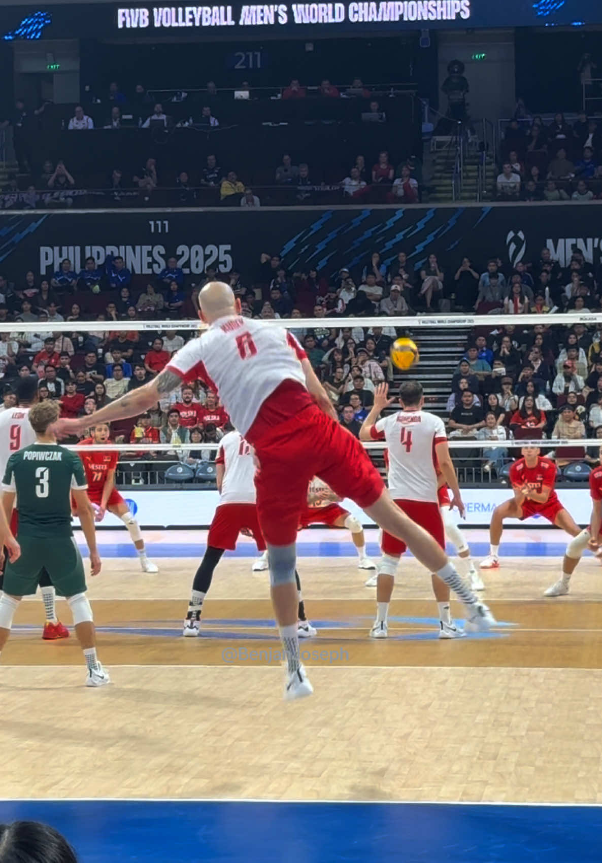 Komenda was stunned. That was strong 😅😭 #volleyball #polska🇵🇱 #poland #bartoszkurek #fivbworldchampionship2025 