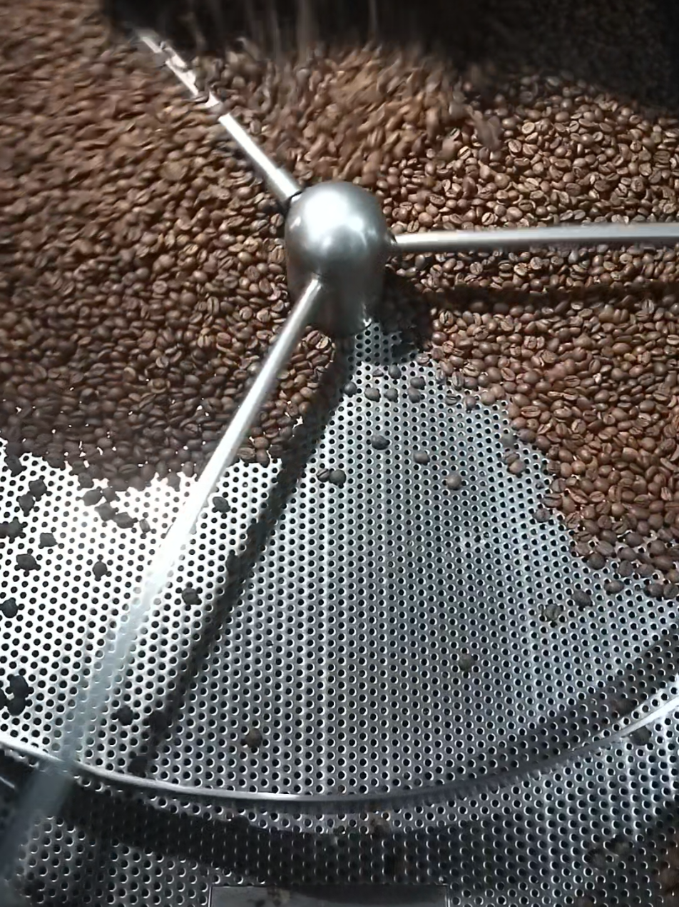 Roasting Kopi Robusta Temanggung Robusta Temanggung dikenal dengan cita rasa khas tanah pegunungan Jawa Tengah. Melalui proses roasting profesional, biji kopi pilihan diolah hingga menghasilkan karakter: Body tebal dan kuat Rasa pahit khas yang bersih Aroma rempah dan cokelat gelap Aftertaste mantap dan tahan lama Dengan profil roasting yang tepat, Robusta Temanggung cocok untuk espresso blend, kopi tubruk, maupun kopi susu, memberikan sensasi minum kopi yang berenergi dan penuh karakter. ✅ Robusta pilihan dari Temanggung ✅ Roasting konsisten & presisi ✅ Siap untuk kebutuhan kafe, kedai, maupun konsumsi harian #kopi  #robusta  #kopiindonesia 