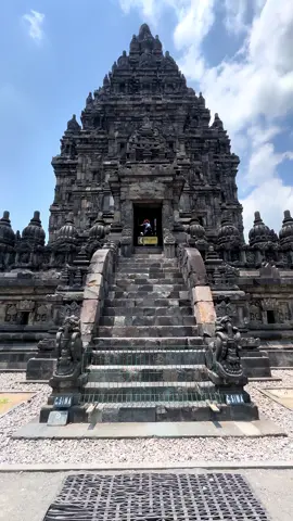 Minimal sesekali kalau di Jogja melihat  Megahnya candi Prambanan yg banyak menyimpan kenangan ➡️ Sewa mobil dan driver Jogja  ➡️ Paket wisata Jogja  ➡️ Private trip ➡️ Perjalanan dinas #paketwisatajogja #wisatajogja #jogja #candiprambanan 